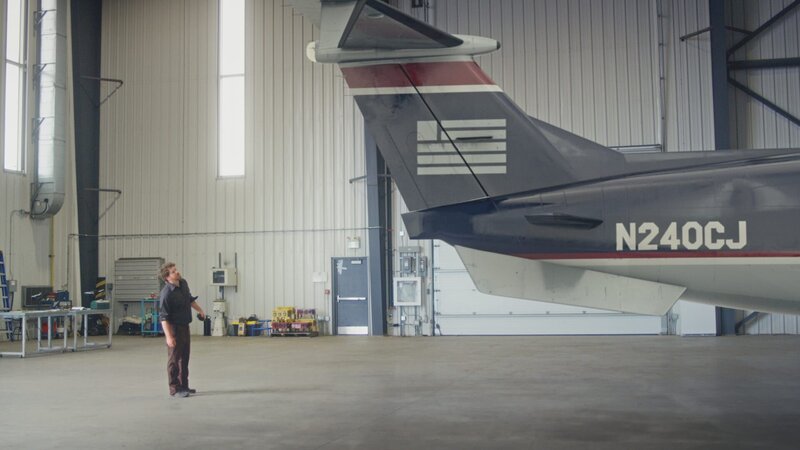 REENACTMENT – Bei dem Versuch, herauszufinden, warum die Piloten des Colgan Air Flugs 9446 nicht in der Lage waren, die Neigung ihres Flugzeugs zu kontrollieren, erfahren die Ermittler, dass Wartungsarbeiter (gespielt von Kelsey Flower) in den Tagen vor dem Absturz Probleme hatten, neue Trimmaktoren und Kabel an der Beech 1900 zu installieren. (Cineflix 2023) – Bild: Cineflix 2023 /​ Cineflix 2023