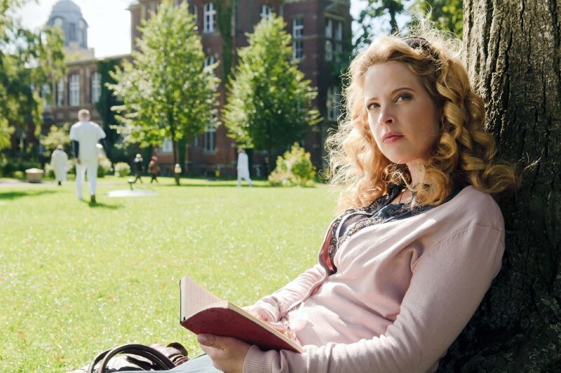 Gretchen (Diana Amft) schreibt Tagebuch. – Bild: RTL /​ Stefan Erhard