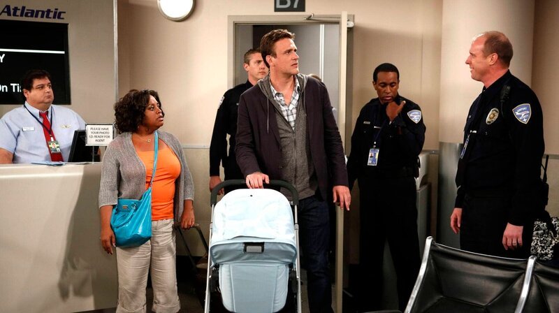 Marshall (Jason Segel, r.) hat sich im Flieger mit seiner Sitznachbarin Daphne (Sherri Shepherd, l.) angelegt. – Bild: Cliff Lipson /​ CBS /​ CBS ENTERTAINMENT /​ ©2013 CBS BROADCASTING INC. All Rights Reserved.