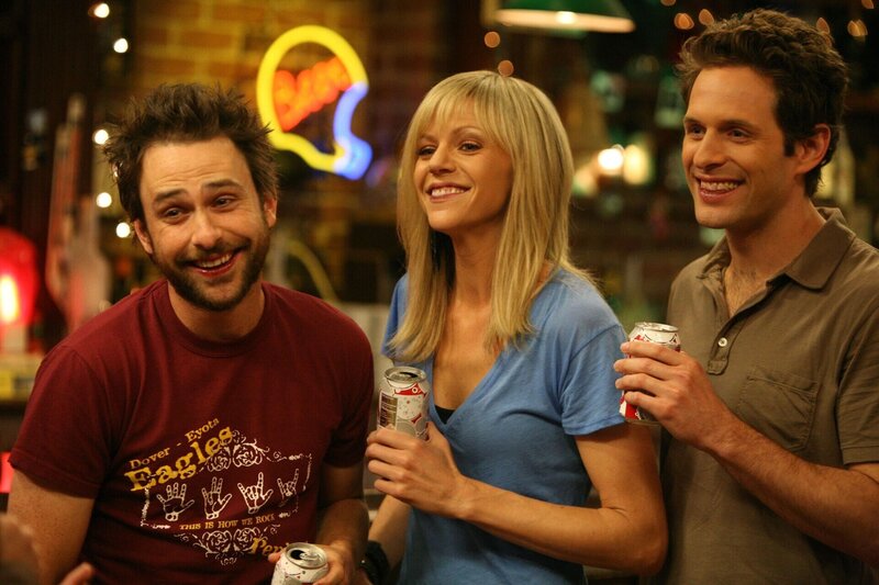 Charlies (Charlie Day, l.) neue Freundin ist Dee (Kaitlin Olson, M.) und Dennis (Glenn Howerton, r.) ein Dorn im Auge … – Bild: Bluebush Productions, LLC