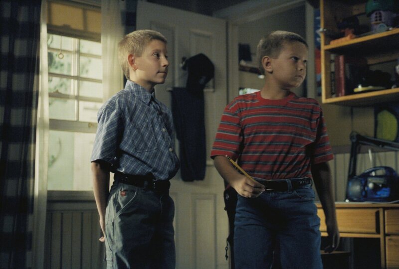 Da Dewey (Erik Per Sullivan, l.) Billy Prescott (Logan A. Graham, r.) zum Verwechseln ähnlich sieht, kann er ein ziemlich geschmackloses Ding drehen … – Bild: ViacomCBS