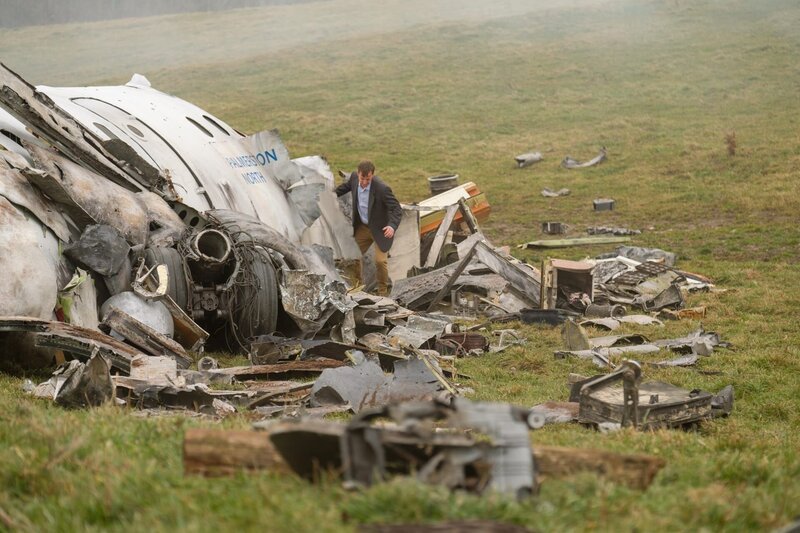 REENACTMENT – William McGrory (played by Benjamin James), a survivor of downed Ansett New Zealand Flight 703, attempts to dislodge wreckage in search of other survivors. – Bild: Darren Goldstein /​ Cineflix