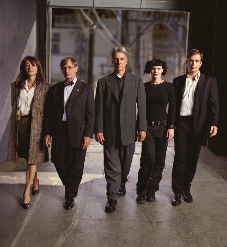 (1. Staffel) – Die NAVY CIS untersucht Verbrechen, die auf irgendeine Weise mit der US-Navy oder dem Marine Korps zu tun haben. Das Team: Leroy „Jethro“ Gibbs (Mark Harmon, M.), Dr. Donald „Ducky“ Mallard (David McCallum, 2.v.l.), Caitlin „Kate“ Todd (Sasha Alexander, l.), Abby Sciuto (Pauley Perrette, 2.v.r.) und Anthony „Tony“ DiNozzo (Michael Weatherly, r.). – Bild: CBS Television Lizenzbild frei