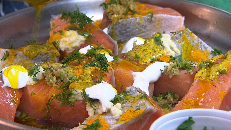 Fisch mit Gewürzen in einer Pfanne anbraten. – Bild: tv.gusto