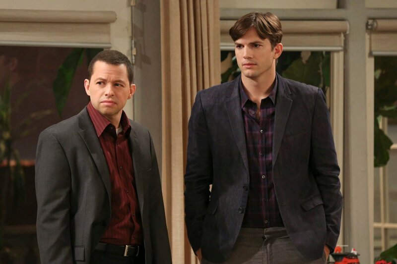 Alan (Jon Cryer, l.) und Walden (Ashton Kutcher, r.) suchen Spielkameraden für ihren Pflegesohn Louis. In einen Spielpark werden sie allerdings nicht nur mit Spielkameraden für Louis fündig … – Bild: Michael Yarish / WARNER BROS. / CBS ENTERTAINMENT Alan (Jon Cryer, l.) und Walden (Ashton Kutcher, r.) suchen Spielkameraden für ihren Pflegesohn Louis. In einen Spielpark werden sie allerdings nicht nur mit Spielkameraden für Louis fündig … – Bild: Michael Yarish / WARNER BROS. / CBS ENTERTAINMENT