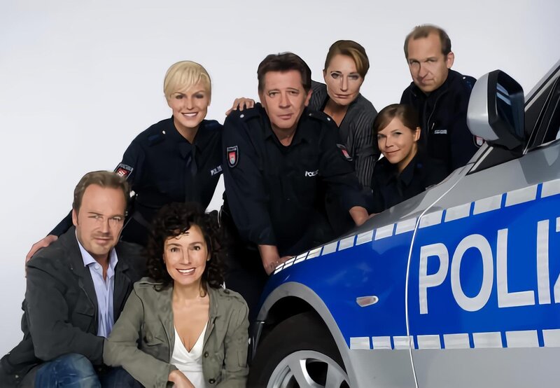 L-R: Henning Schulz (Till Demtr¯der), Hariklia „Harry“ Mˆller (Maria Ketikidou), Katja Metz (Anja Nejarri), Dirk Matthies (Jan Fedder),  Frau K¸ppers (Saskia Fischer), Nicole Beck (Sophie Moser), Lothar Kr¸ger (Peter Heinrich Brix). – Bild: Heimatkanal
