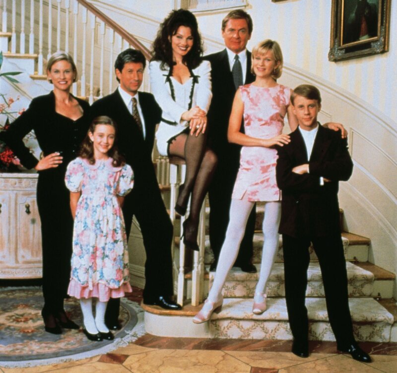 „Die Nanny“ … Im Bild (v.li.): Lauren Lane (C.C. Babcock), Madeline Zima (Grace Sheffield), Charles Shanghnessy (Maxwell Sheffield), Fran Drescher (Fran Fine), Daniel Davis (Niles), Nicholle Tom (Maggie Sheffield), Benjamin Salisbury (Brighton Sheffield). – Bild: Warner TV Comedy