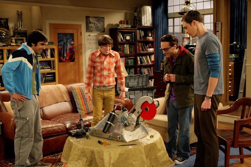 Gemeinsam haben Leonard (Johnny Galecki, 2.v.r.), Sheldon (Jim Parsons, r.), Rajesh (Kunal Nayyar, l.) und Howard (Simon Helberg, 2.v.l.) einen Killer-Roboter gebaut … – Bild: Turner
