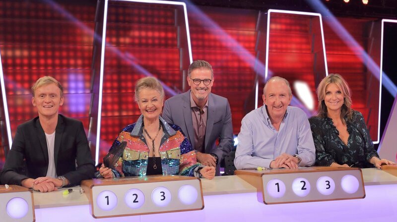 Eine Produktion des SWR in Zusammenarbeit mit UFA Show & Factual. Ratespiel mit Spaß und Schwindel, mit Michael Antwerpes, jeweils montags um 22:00 Uhr im SWR Fernsehen. v.li. Pierre M. Krause, Ursula Cantieni, Michael Antwerpes, Mike Krüger und Kim Fisher. – Bild: SWR