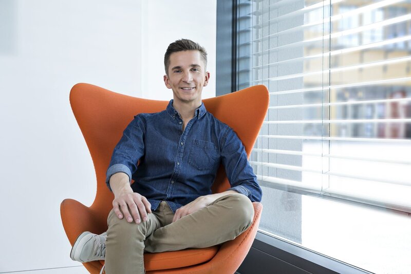 „PUR+“-Moderator Eric Mayer. – Bild: ZDF/​Jana Kay