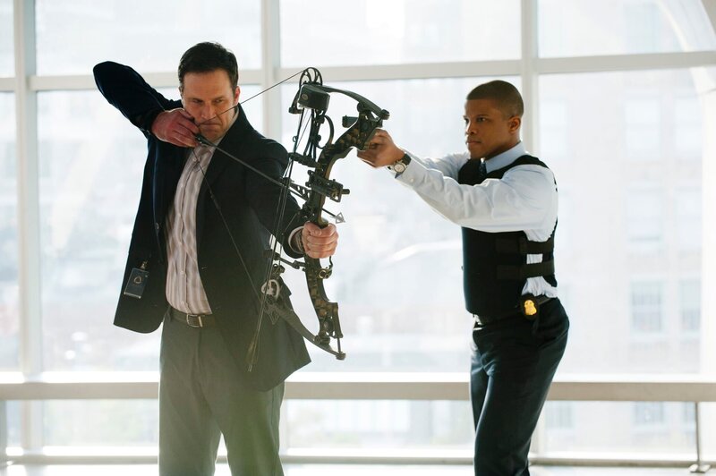 L-R: Henry Van Horn (Brady Smith) und Clinton Jones (Sharif Atkins) – Bild: David Giesbrecht /​ © David Giesbrecht /​ Episodic /​ © USA Network