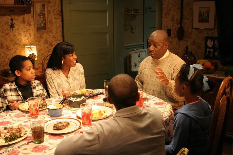 Opa Gene (Jimmie Walker, 2.v.r.) ist zu Besuch bei Chris (Tyler James Williams, l.), Julius, Rochelle (Tichina Arnold, 2.v.l.), Tanya (Imani Hakim, r.) und Drew (Tequan Richmond, M.). Dich der Besuch nimmt ein dramatisches Ende … – Bild: dr /​ Marlyse Press Photo/​MPP