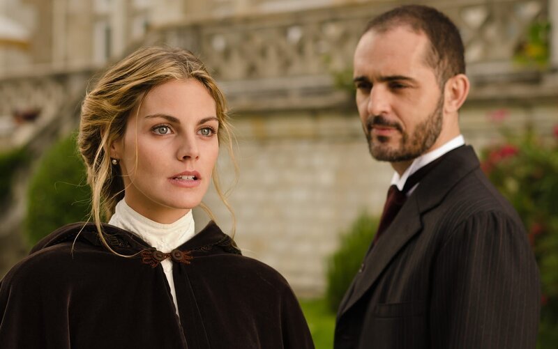 Alicia Alarcón (Amaia Salamanca, l.) und Diego (Pedro Alonso) – Bild: Disney /​ The Walt Disney Company Germany