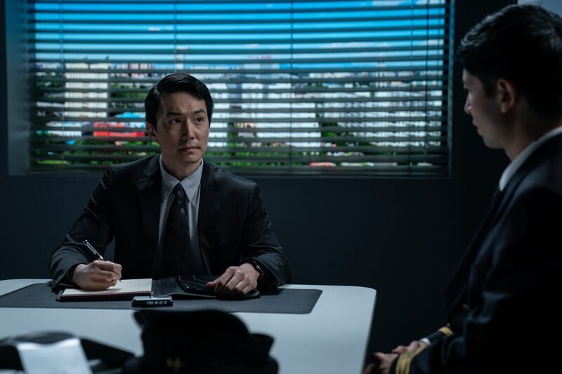 REENACTMENT – The Chinese Investigator (played by Kendrick Ong) interviews the Captain Liu (played by Fane Tse), the pilot onboard Sichuan Airlines Flight 8633 about the events leading to the catastrophic failure of the cockpit window in May, 2018. – Bild: Shay Markowitz