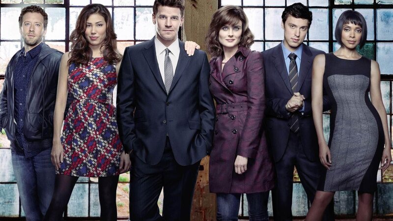 8. Staffel. (v.li.): Dr. Jack Hodgins (T. J. Thyne), Angela Montenegro (Michaela Colin), Special Agent Seeley Booth (David Boreanaz), Dr. Temperance „Bones“ Brennan (Emily Deschanel), Dr. Lance Sweets (John Francis Daley) und Dr. Camille Saroyan (Tamara Taylor) – Bild: RTL /​ Twentieth Century FOX