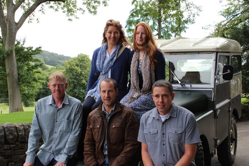 Hope, Sheffield, UK – Owner Samantha White with brother’s Matthew White and Michael White, sister Lesley White and co-nominator Dan Jenkins Hil sit on the finished Land Rover. – Bild: The National Geographic Channel