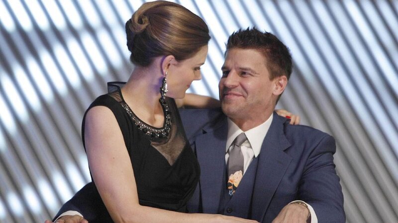 In dieser ungewöhnlichen Bones-Folge sind Brennan (Emily Deschanel) und Booth (David Boreanaz) die Besitzer des Nachtclubs „The Lab“. – Bild: RTL /​ FOX
