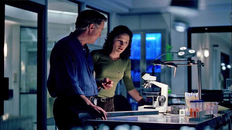 CSI Dr. Gil Grissom (William Petersen), CSI Sara Sidle (Jorja Fox). – Bild: TVNOW