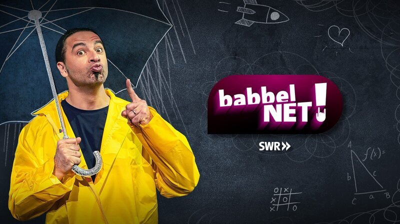 Bülent Ceylan startet mit neuem Format im neuen Jahr beim SWR – Comedy-Tutorial „Babbel Net!“ mit sechs Folgen ab 12. Januar in der ARD Mediathek und ab 13. Januar im SWR Fernsehen. – Bild: SWR/​Christian Koch