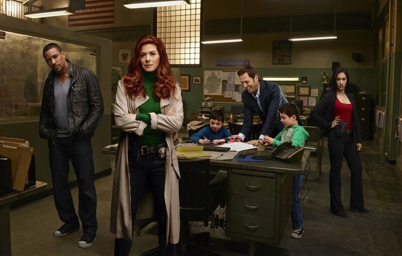 (1. Staffel) – The Mysteries of Laura: (v.l.n.r.) Billy Soto (Laz Alonso), Laura Diamond (Debra Messing), Harrison Broderick (Vincent Reina), Jake Broderick (Josh Lucas), Nicholas Broderick (Charlie Reina) und Meredith Bose. – Bild: Warner Bros. Entertainment, Inc.