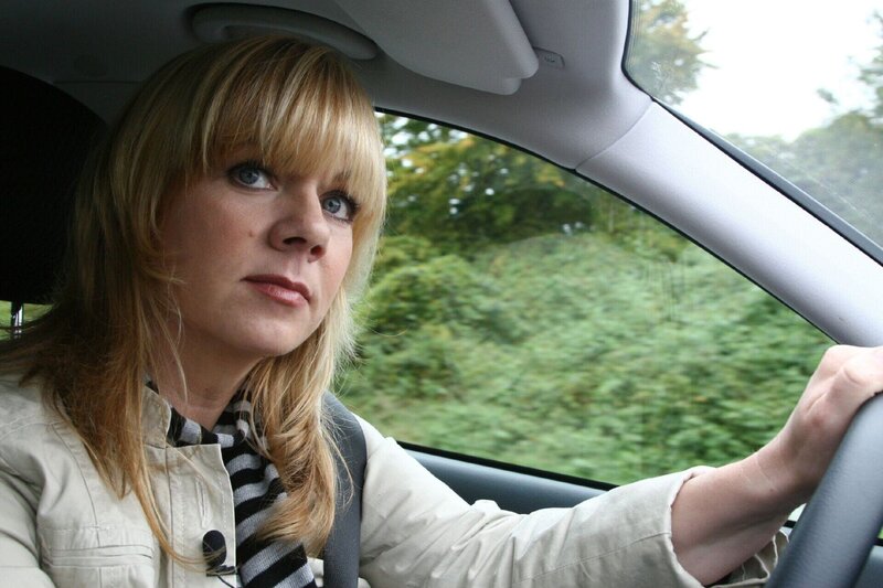 In jeder Folge begibt sich Julia Leischik auf Spurensuche und verfolgt die letzten Lebenszeichen der vermissten Person. Am Ende jeder Suche stehen dann unvergessliche Momente voller Emotionen. – Bild: RTL /​ Biggs