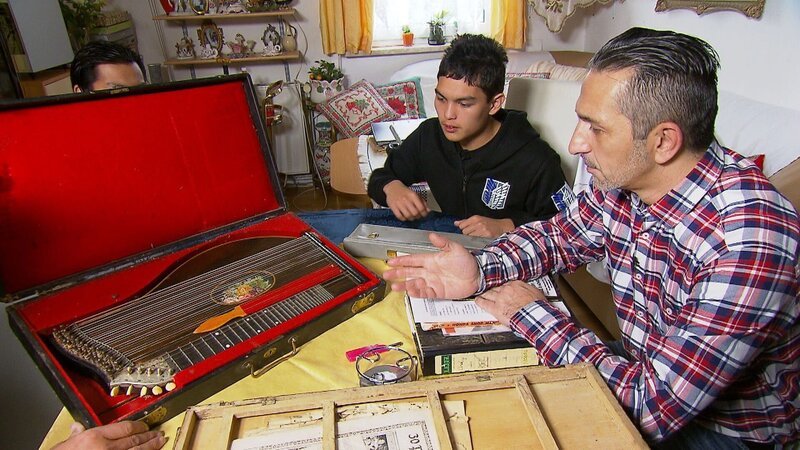 Der 18-jährige Arian (li.) steht vor einer Riesenaufgabe: einem ganzen Haus voller Trödel. Trödelprofi Arian und Mauro bestimmen den Wert der Musikinstrumente. – Bild: RTL Zwei