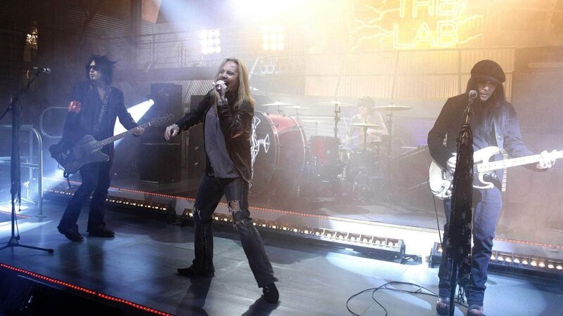 Die Band „Mötley Crüe“ (v.li.: Nikki Sixx, Vince Neil, Tommy Lee und Mick Mars) spielt in dem Nachtclub „The Lab“, der im Mittelpunkt einer Mordermittlung steht. – Bild: MG RTL D /​ Fox