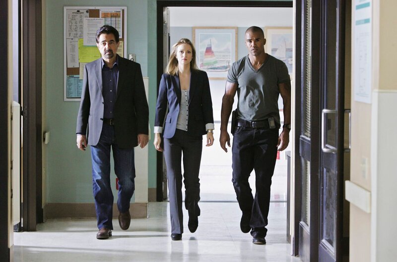 Versuchen, einen Serientäter zur Strecke zu bringen: Rossi (Joe Mantegna, l.), JJ (AJ Cook, M.) und Morgan (Shemar Moore, r.) … – Bild: 13th Street
