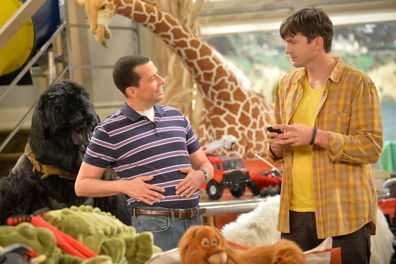 L-R: Jon Cryer als Alan Harper und Ashton Kutcher als Walden Schmidt – Bild: CBS / CBS ENTERTAINMENT L-R: Jon Cryer als Alan Harper und Ashton Kutcher als Walden Schmidt – Bild: CBS / CBS ENTERTAINMENT