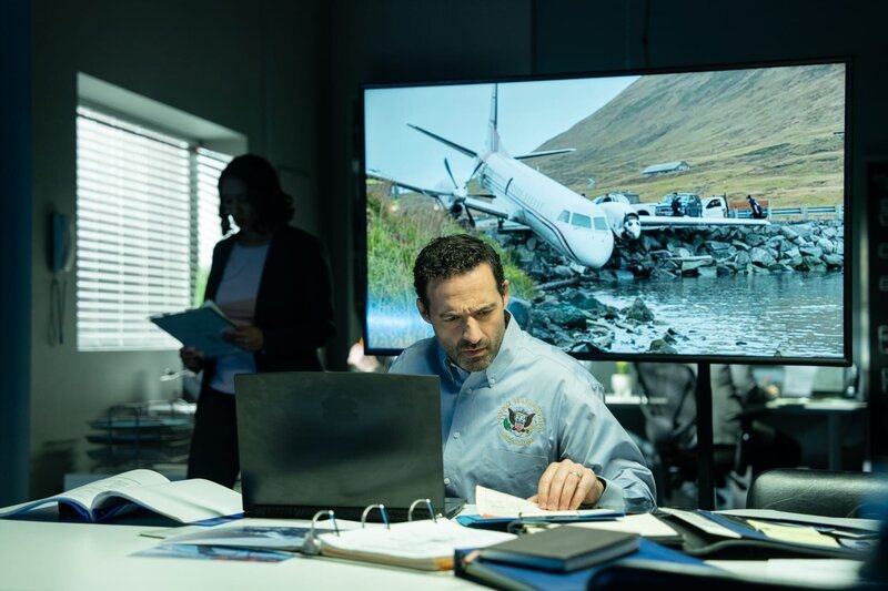 REENACTMENT – Der Systemermittler (gespielt von Daniel Stolfi) und der leitende Ermittler (gespielt von Preeti Torul) untersuchen die Flugdaten des PenAir-Flugs 3296. – Bild: Cineflix 2023