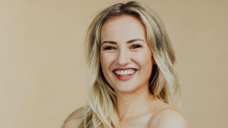 Ania Niedieck spielt „Isabelle Reichenbach“. Die Verwendung des sendungsbezogenen Materials ist nur mit dem Hinweis und Verlinkung auf RTL+ gestattet. – Bild: RTL /​ Julia Feldhagen