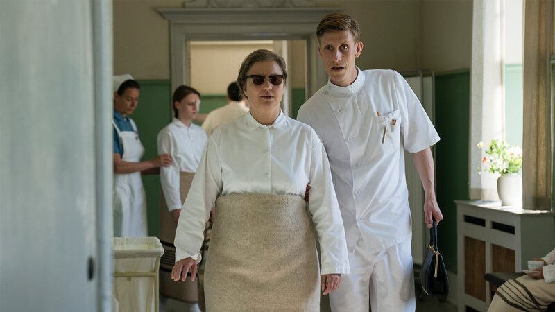Fru Sørensen (Laura Bro) und Peter Rømer (Mikkel Hilgart) – Bild: AXN White