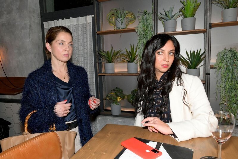 Nina (Maria Wedig, l.) bietet Alejandra Navarro (Julia Monte) die Stirn. – Bild: RTL /​ Rolf Baumgartner