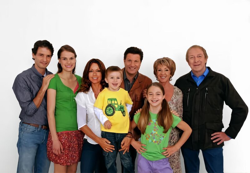 (v.l.n.r.) Michael Sandmann (Luca Zamperoni) mit Freundin Lisa (Marie Seiser), Marlene (Christina Plate), Paul (Corbinian Schlegelmilch), Christian (Francis Fulton-Smith), Clara (Lisa-Marie Werner), Inge (Uta Schorn) und Johannes (Ulrich Pleitgen) – Bild: ARD/​Norbert Kuhr