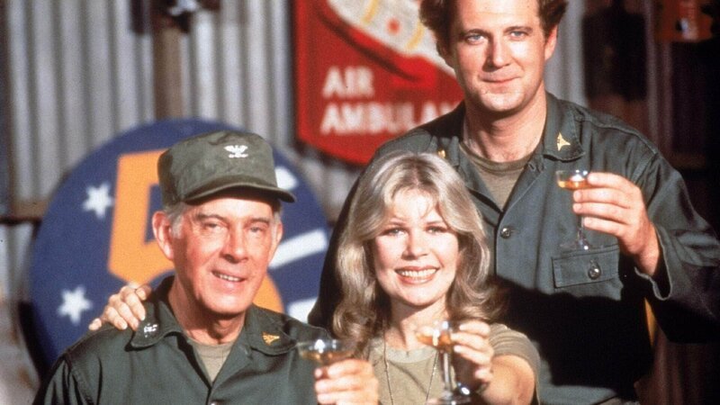 (v.l.) Colonel Sherman T. Potter (Harry Morgan), Major Margaret Houlihan (Loretta Swit) und Major Charles Winchester (David Ogden Stiers) – Bild: TVNOW