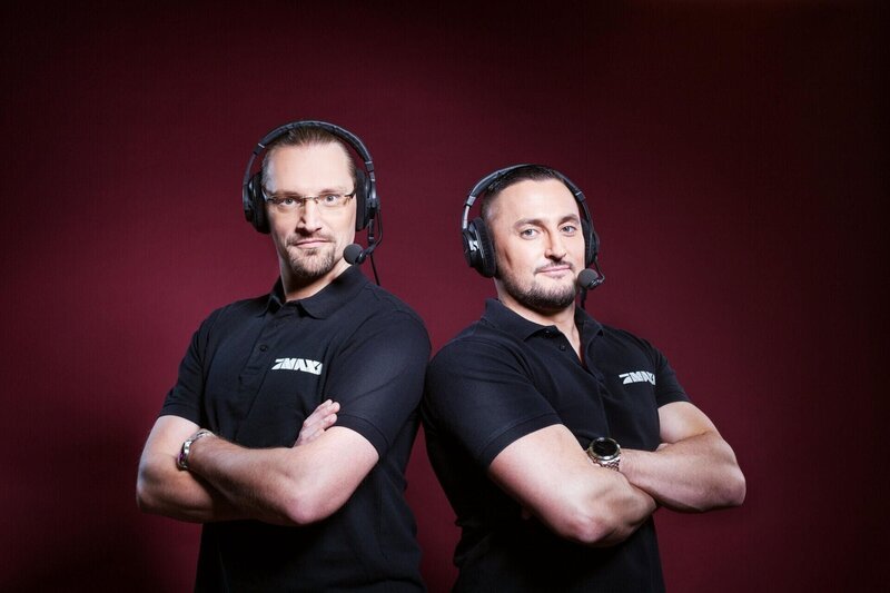 Emotionen, Rivalitäten und wahre Feindschaften: Sebastian Hackl (r.) und Holger Böschen (l.) kommentieren RAW ... – Bild: ProSieben MAXX / Stefan Hobmaier Eigenproduktionsbild frei Emotionen, Rivalitäten und wahre Feindschaften: Sebastian Hackl (r.) und Holger Böschen (l.) kommentieren RAW ... – Bild: ProSieben MAXX / Stefan Hobmaier Eigenproduktionsbild frei