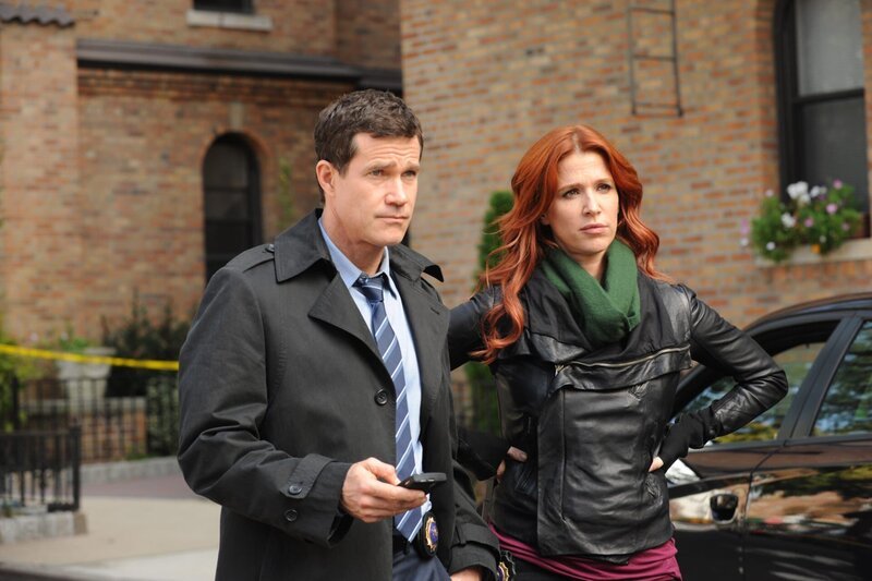 Der Mord an Mary Hanson, einer jungen Pflichtverteidigerin, beschäftigt Carrie (Poppy Montgomery, r.) und Al (Dylan Walsh, l.) … – Bild: AXN