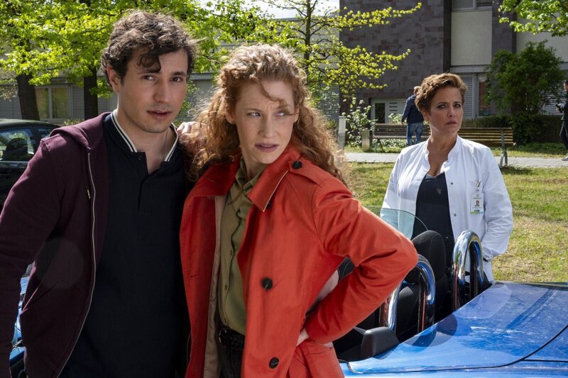 (v.l.n.r.) Radu Florea (Richard Ciuchendea); Dr. Lea Wolff (Sina-Valeska Jung); Dr. Barbara Berg (Muriel Baumeister) – Bild: SAT.1 /​ Hardy Spitz