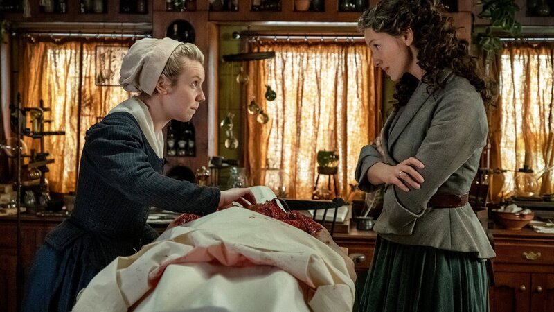 Autopsie-Lektion für eine Siedlerin: Lauren Lyle als Marsali, Caitriona Balfe als Claire Randall – Bild: SRF/​2020 Sony Pictures Television Inc. /​ Mark Mainz/​Starz/​Sony Pictures