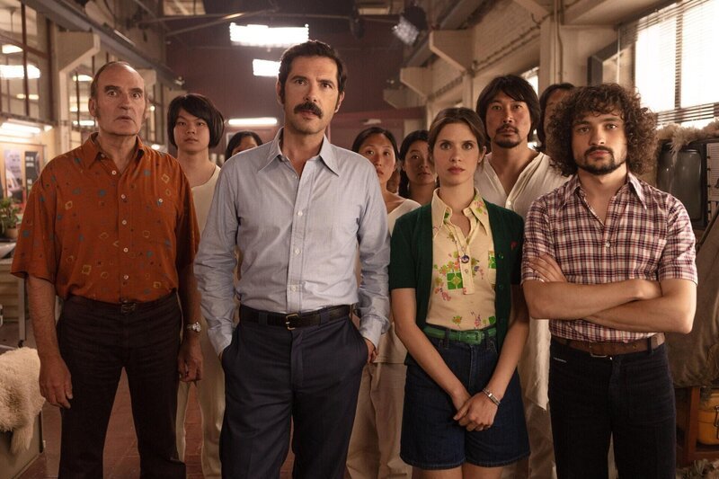 L – R: Michel Vuillermoz  als Marcel Benes, Melvil Poupaud als Didier Mathure, Daphné Patakia als Véra Clouseau, Quentin Dolmaire als Rémy Bidaut – Bild: Nicolas Velter /​ Montebello Productions /​ Canal+