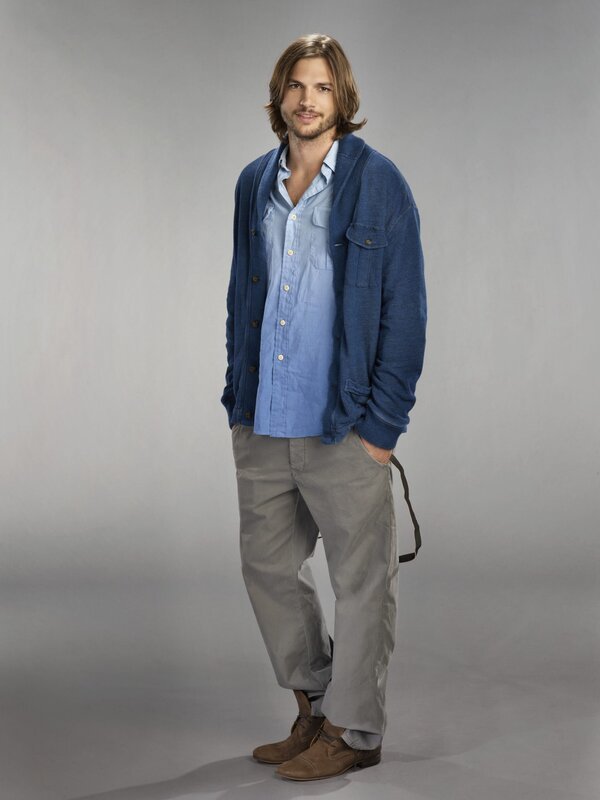 (9. Staffel) – Ein suizidgefährdeter Internet-Milliardär, der eine starke Anziehungskraft auf Frauen hat, sie aber nicht bewusst ausnutzt: Walden Schmidt (Ashton Kutcher) … – Bild: Warner Brothers Entertainment Inc.