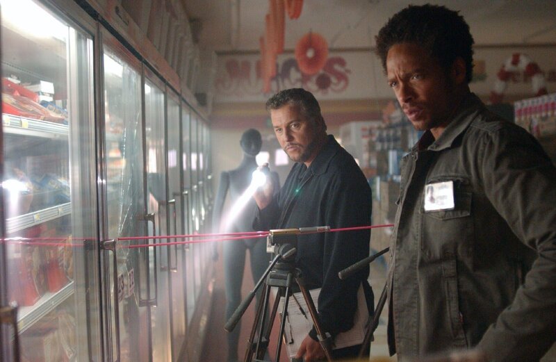 Ein Überfall auf einen Supermarkt ist gründlich schiefgegangen. Bei einer Schießerei mit zufällig anwesenden Polizisten kommen zwei Gangster, zwei Zivilisten und einer der Cops ums Leben. Warrick Brown (Gary Dourdan, r.) und Gil Grissom (William Petersen, l.) rekonstruieren den Verlauf des Vorfalls. – Bild: TVNOW /​ CBS