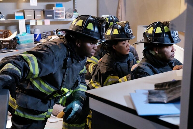(v.l.n.r.) Dean Miller (Okieriete Onaodowan); Victoria „Vic“ Hughes (Barrett Doss); Ben Warren (Jason George) – Bild: 2020 American Broadcasting Companies, Inc. All rights reserved. /​ Erica Parise Lizenzbild frei