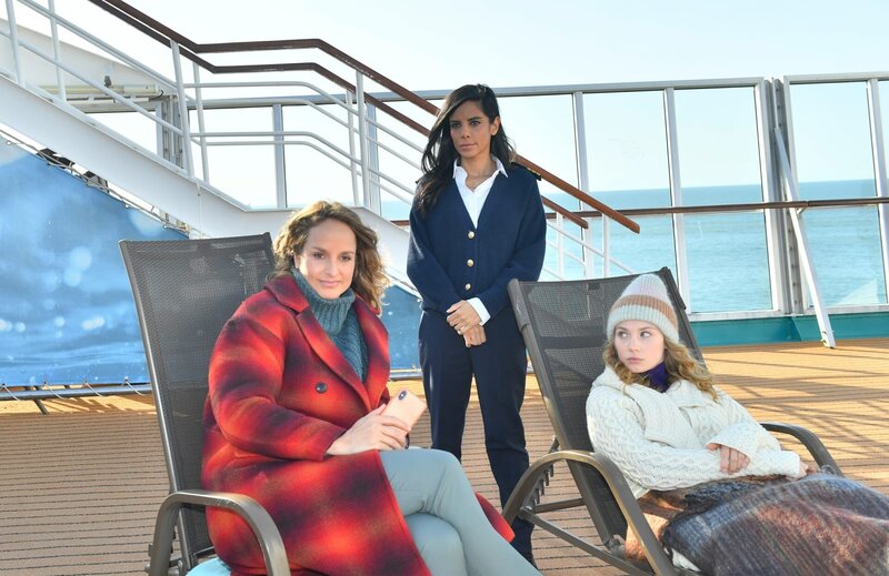 Katja Fehling (Lara Joy Körner, l.) kümmert sich aufopferungsvoll um ihre kranke Tochter Lisa (Johanna Hens, r.). Dr. Jessica Delgado (Collien Ulmen-Ferandes, M.) macht sich große Sorgen um Lisa, da ihr Gesundheitszustand sich zunehmend verschlechtert. – Bild: ZDF und Dirk Bartling.