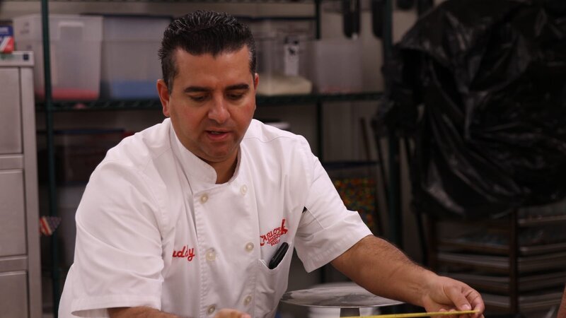 Buddy chats to all the kids at the Gingerbread making class. – Bild: Discovery Communications