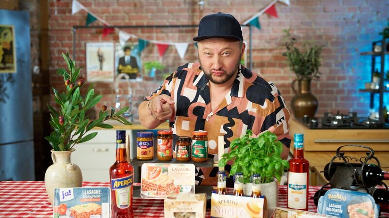 Von Lasagne bis Aperol: Sebastian Lege nimmt beliebte Lebensmittel aus Italien unter die Lupe. – Bild: ZDF