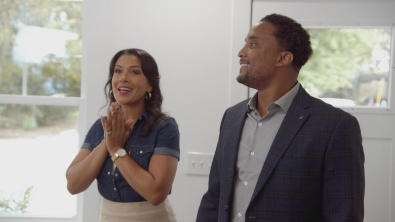 Aus einem kleinen, gemütlichen Haus in North Nashville wollen Page und DeRon ein gigantisches Traumhaus mit drei Schlafzimmern zaubern. Dafür packen sie sämtliche Tricks aus, damit die Immobilie größer wirkt, als sie ist. Schaffen sie es, mögliche Käufer zu überzeugen? – Bild: HGTV