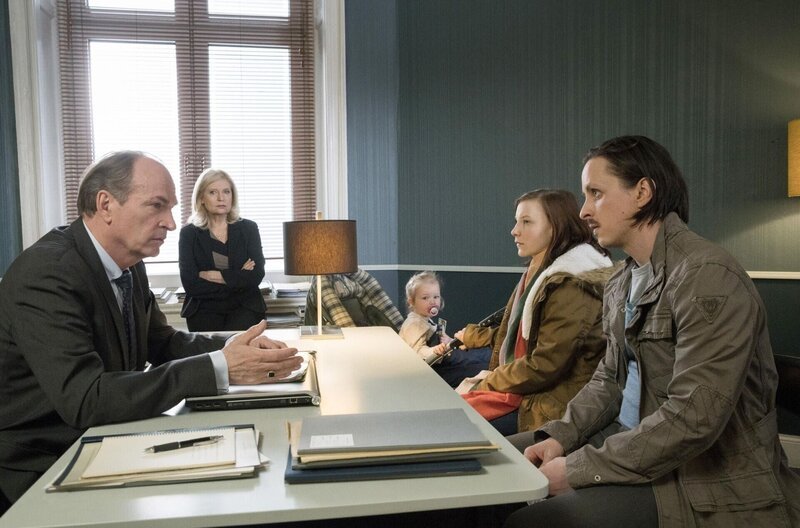 (v.l.n.r.) Markus Gellert (Herbert Knaup); Isabel von Brede (Sabine Postel); Cornelia Gastner (Isabel Bongard); Lutz Bender (Kaeser Casper) – Bild: Degeto Film GmbH/​ Vertrieb OneGate Media GmbH