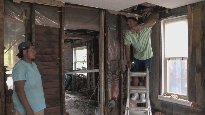 Die Immobilien-Investoren Page Turner und DeRon Jenkins decken Schicht für Schicht versteckte Problemzonen in einem Haus auf. Sie versuchen alles, um aus dem Haus wieder etwas zu machen, doch der Verkauf gestaltet sich kompliziert. – Bild: HGTV
