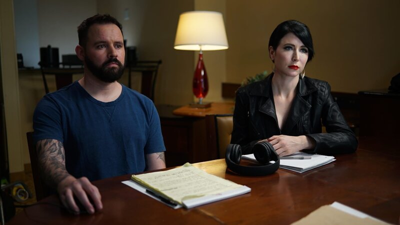 Shane Pittman and Cindy Kaza hear out Dave Schrader’s theory of what might be going on at Lambert Castle in Paterson, NJ, as seen on Travel Channel’s The Holzer Files. – Bild: Scripps